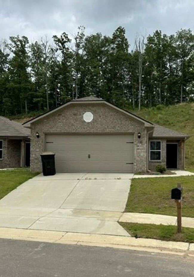 Building Photo - *Pre-leasing* Three Bedroom | Two Bath Hom...