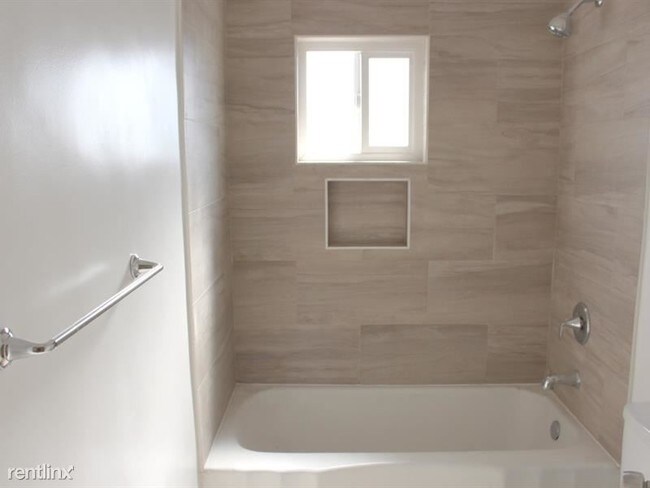 Foto del edificio - 1308 W 53rd St