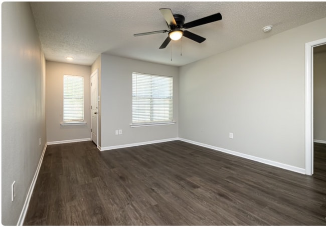 Photo - 2121 Lobdell Blvd Apartment