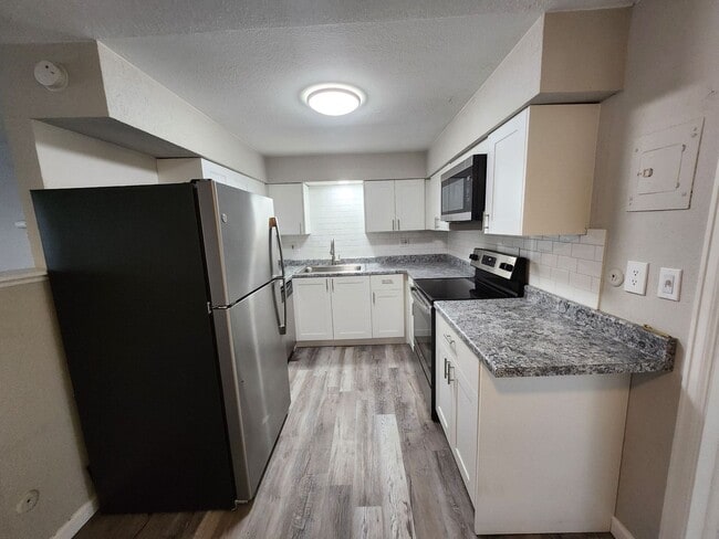 Photo - 1628 S Cascade Ave Apartment