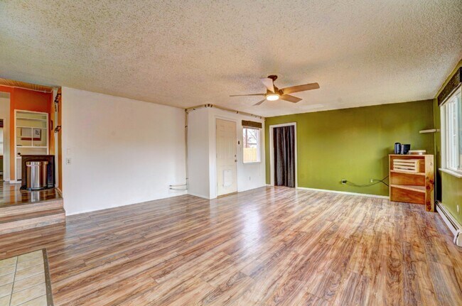 Building Photo - 1630 Maple Ct