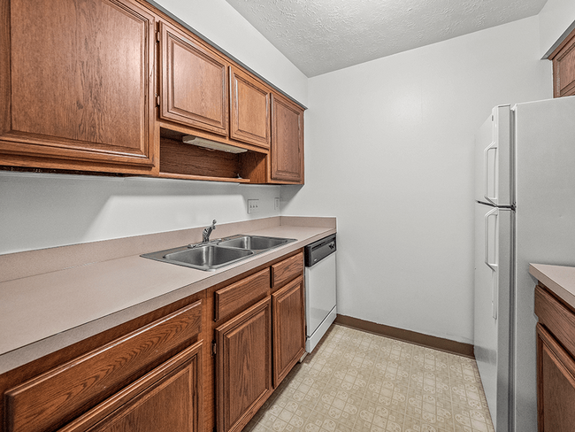 Gran cantidad de espacio en el gabinete - Cedarwood Village Apartments