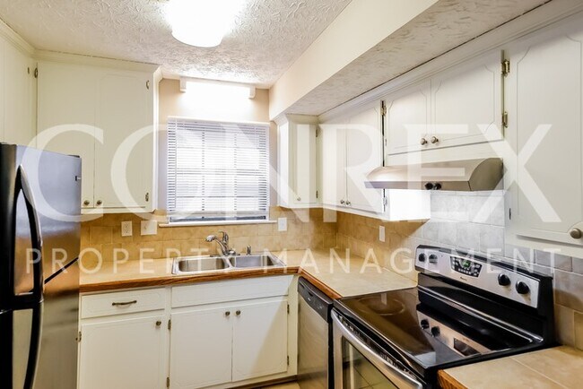 Building Photo - Charming Home Just For You