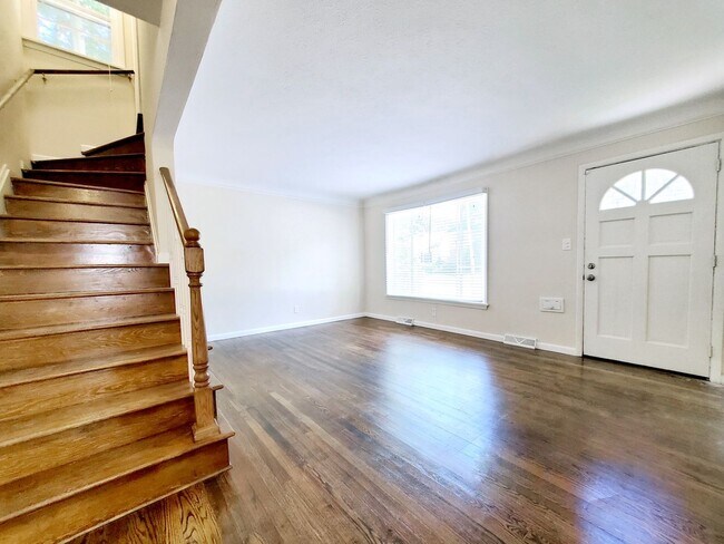 Building Photo - 3 Bed - 2 Full Bath Cape Cod for Rent!