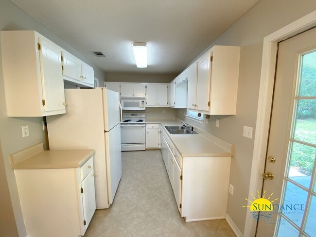 Building Photo - Charming 3-Bedroom Home in Prime Crestview...