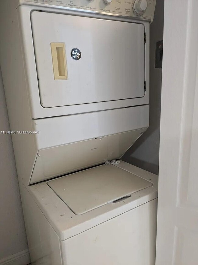 Foto del edificio - 2323 Van Buren St