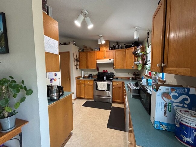 Building Photo - Spacious 3BR/2BA Home in Bend with Vaulted...