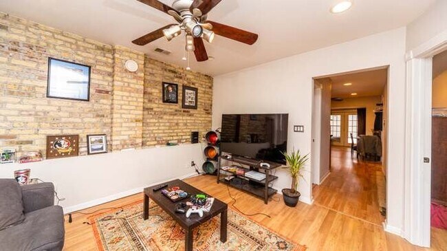 Building Photo - 2257 W Fullerton Ave