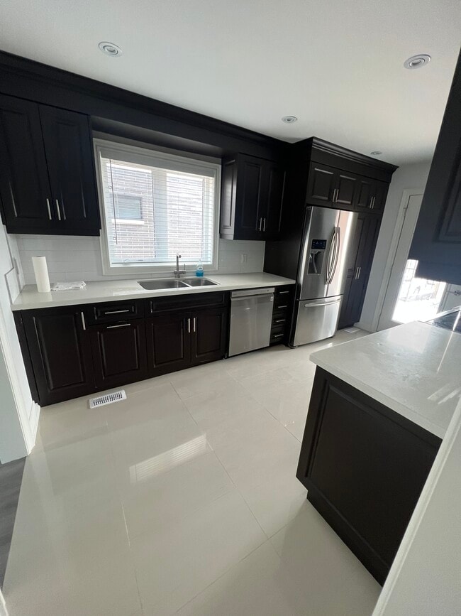 Photo du bâtiment - ALL UTILITIES INCLUDED NEWLY RENOVATED GRE...