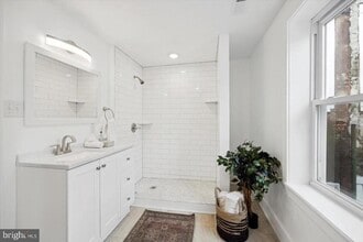 Building Photo - 2827 W Girard Ave