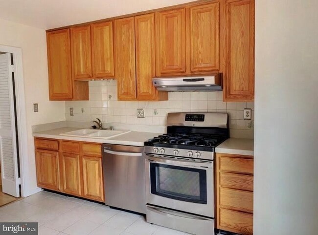 Building Photo - 2321 Bedfordshire Cir