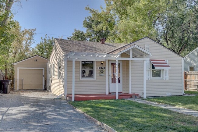 Building Photo - Completely Renovated & Fully Furnished 2Bed/1Bath/1 garage in Arvada!