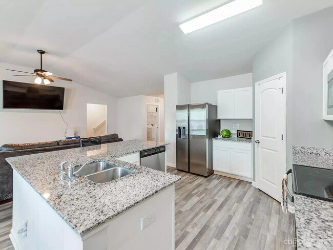 Foto del edificio - 1016 Amberlight Circle