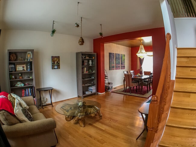 Foto del edificio - Large 4BR plus office, 3.5 BA,  2-car garage