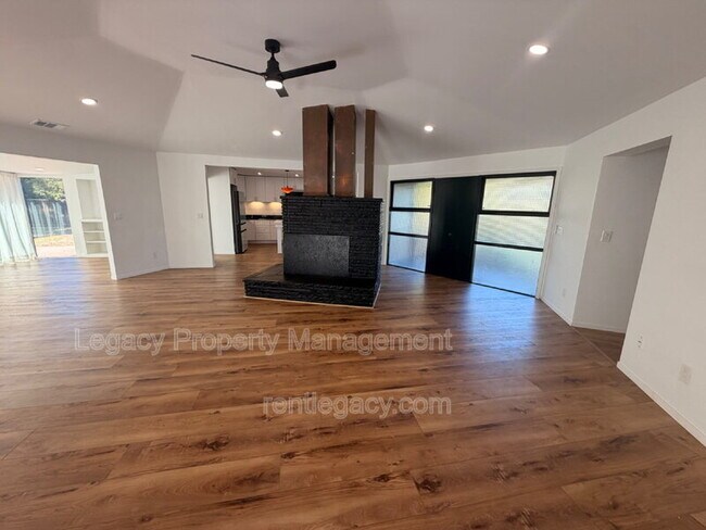 Foto del edificio - 1249 Davis Ave