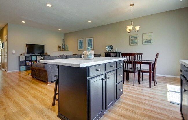 Building Photo - Beautiful Townhome in a Great Neighborhood.