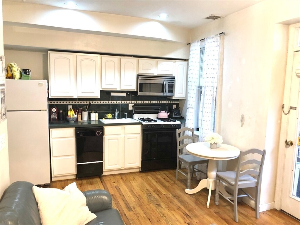 Primary Photo - 584 Tremont St