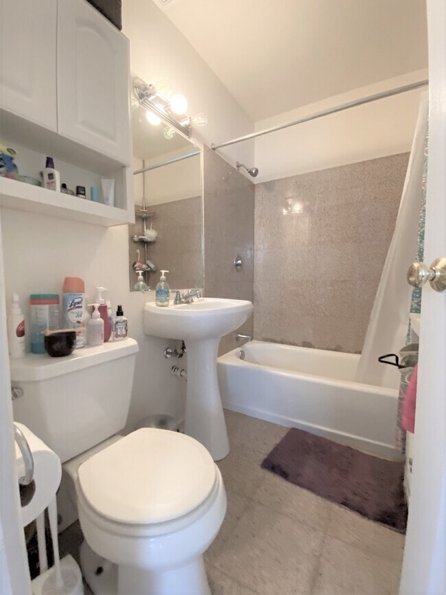 2516 W Foster Ave Unit 6, Chicago, IL 60625 Condo for Rent in Chicago