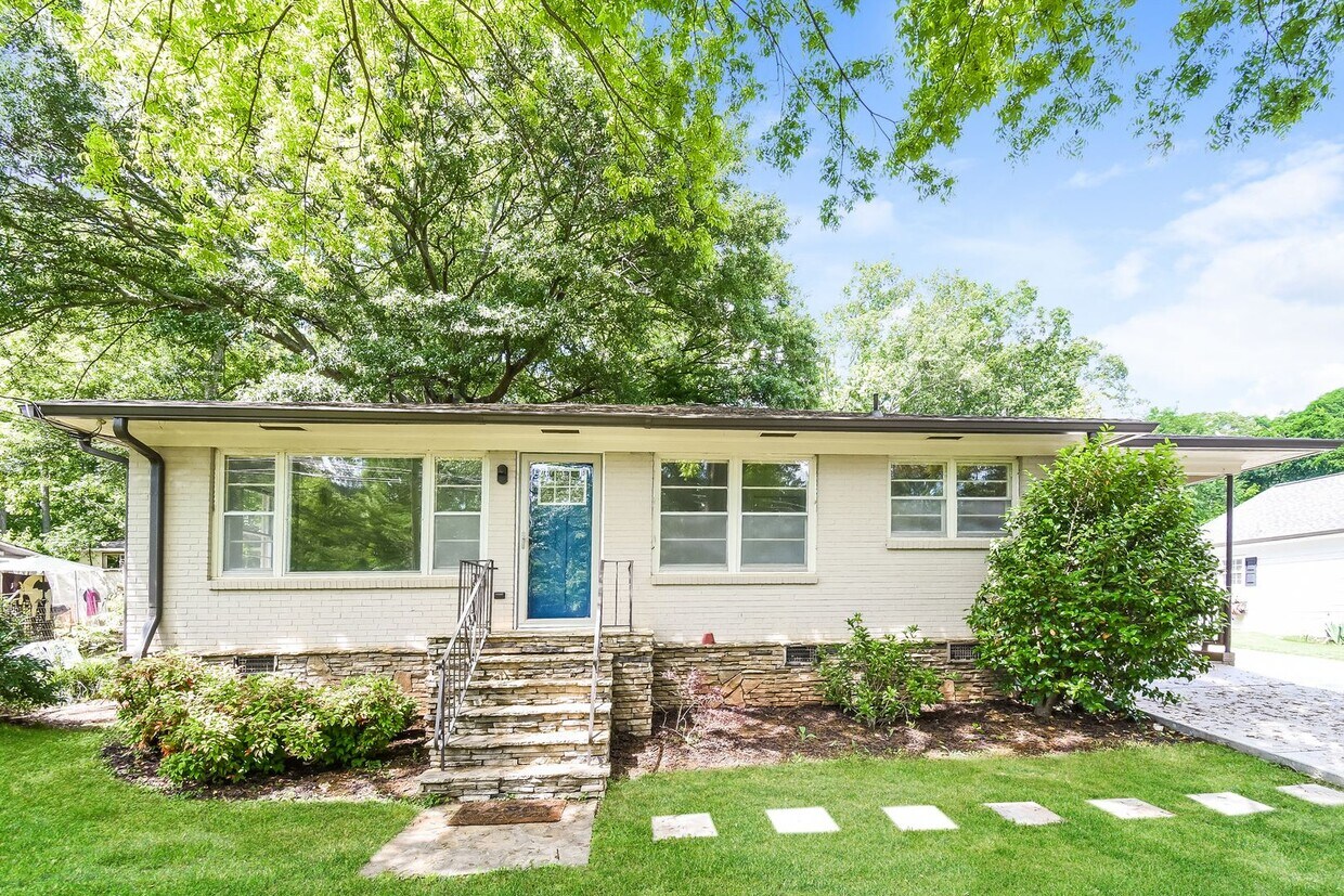 Foto principal - Charming Renovated 2-Bedroom Ranch with Fe...