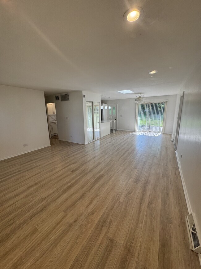 Building Photo - 14949 Highland Ave