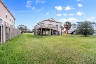 Building Photo - 3811 Las Palmas St