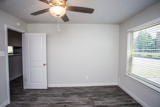 Building Photo - Saddlewood Apartments