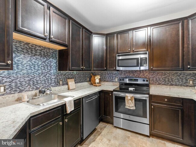 Building Photo - 605 Van Gogh Ct