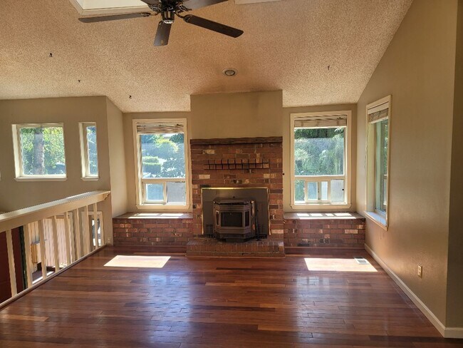 Building Photo - Kent 4 bedroom plus Den and 3 bathrooms & ...