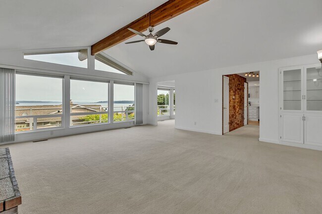 Building Photo - 4 bedroom home in Federal Way with breatht...
