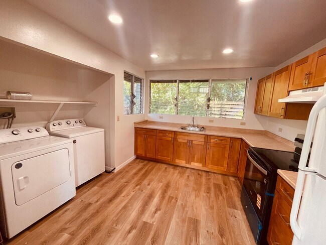 Foto del edificio - Beautifully Renovated Duplex in Prime Aiea...