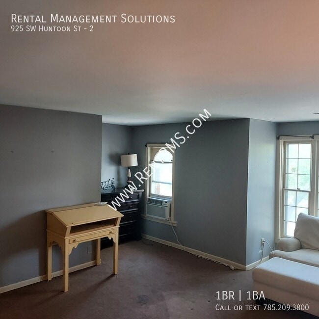 Building Photo - 925 SW Huntoon St