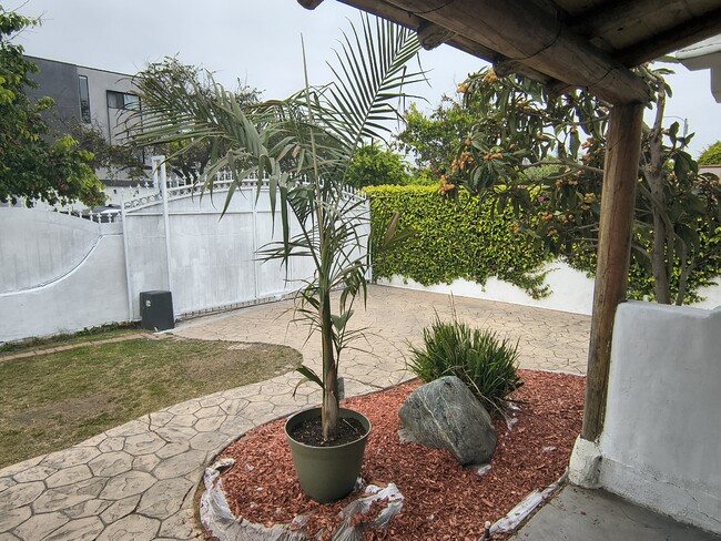 Private and secure front yard/remote motorized gate - 2330 Hauser Blvd