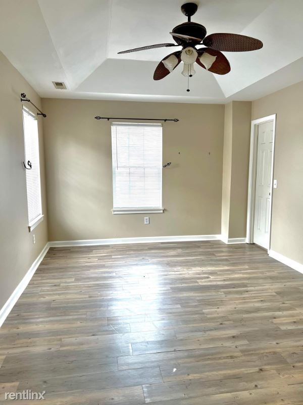 Building Photo - 4 br, 2.5 bath House - 305 Adirondack Way