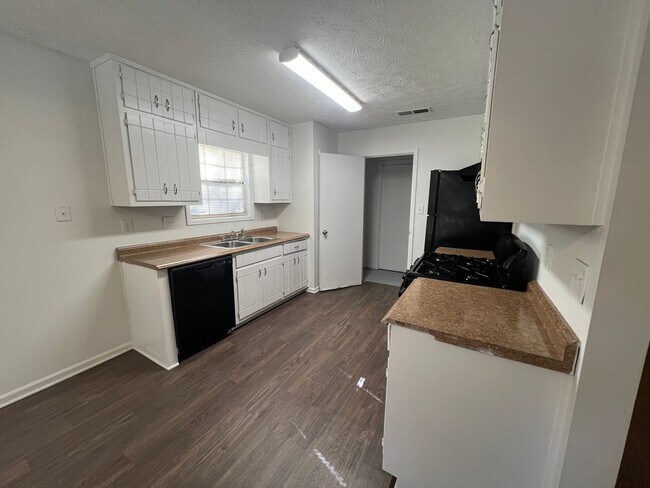 Foto del edificio - THE PERFECT 3 BEDROOM 2 BATHROOMS RANCH HOME FOR YOUR FAMILY!