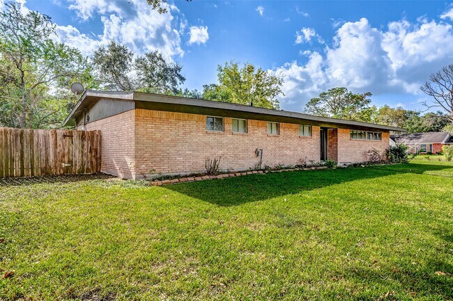 Foto del edificio - 5519 Burlinghall Dr