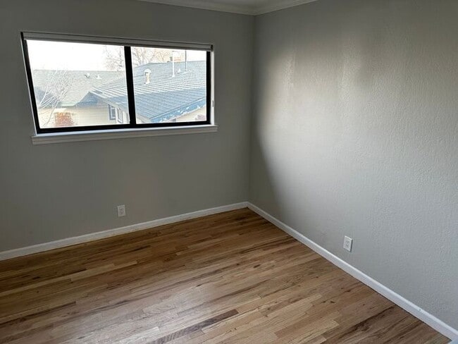 Building Photo - Remodeled 2 bed / 2 bath home near Univers...
