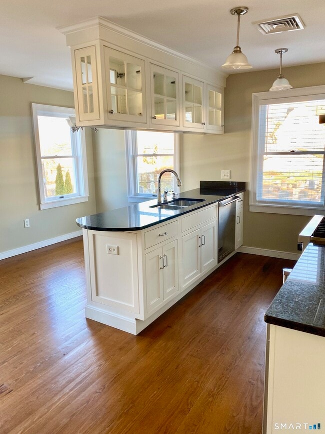 Building Photo - 8 Broad St