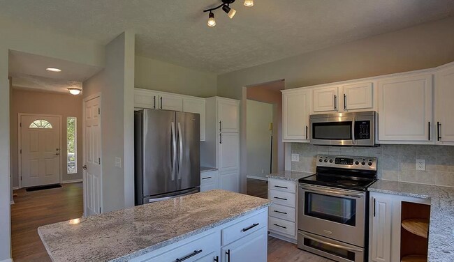 Foto del edificio - 4-Bedroom Walkout with 3,000+ Sq Ft of Liv...