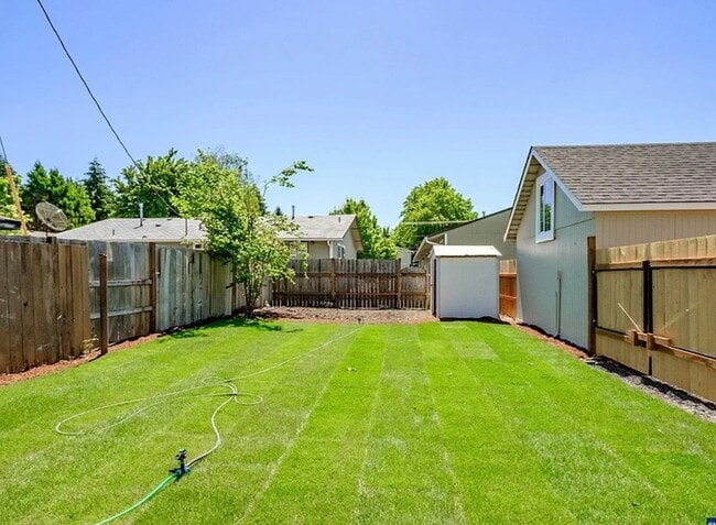 Building Photo - 3 Bedroom Home on Large Corner Lot!
