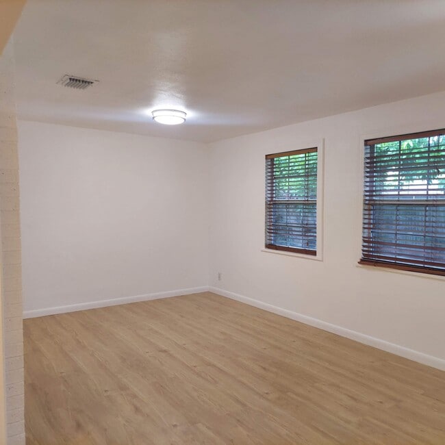 Building Photo - 927 Northern Dr