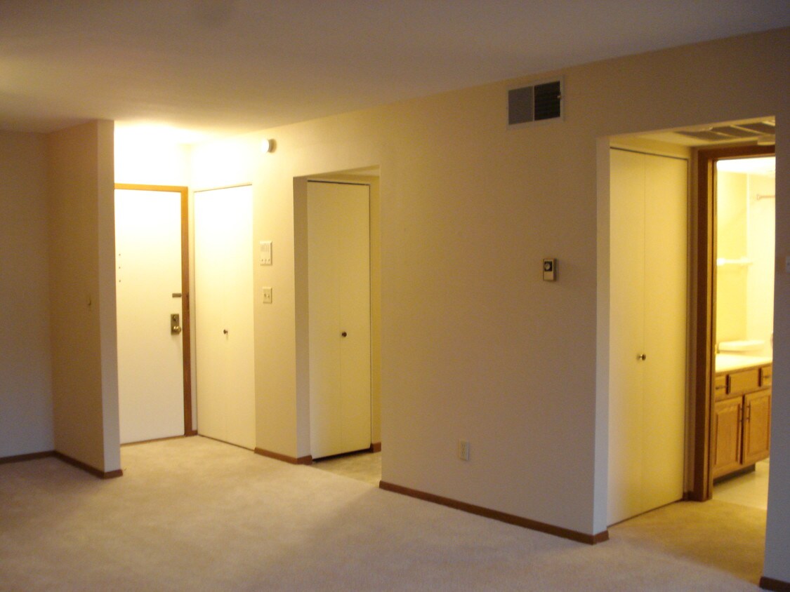 3942 N Oakland Ave, Shorewood, WI 53211 Condo for Rent in Shorewood