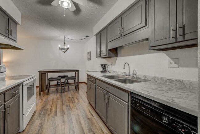Foto del edificio - 4400 S Poplar St