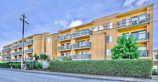 Foto del edificio - 2 Bed 2 Bath Condo in San Pablo - COMING SOON!!