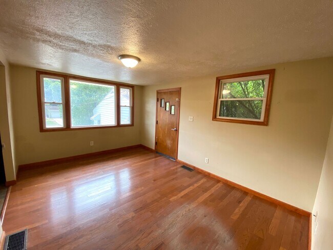 Building Photo - 1 Bed, 1 Bath Home for Rent in East Peoria!