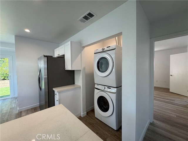 Building Photo - 13845 Moorpark St