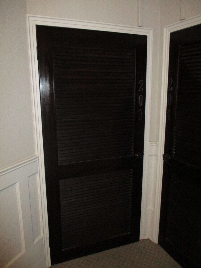 Building Photo - One bedroom Glover Park charmer