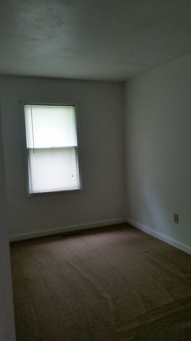Building Photo - 130 Oakview Dr SE