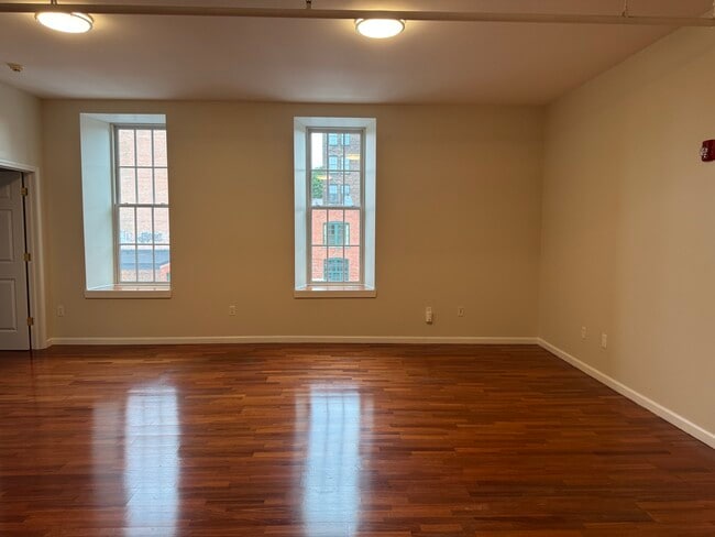 Building Photo - Parazin Lofts