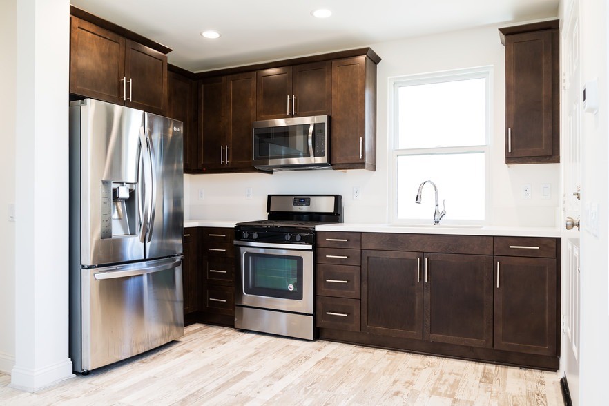 Full Kitchen w/ modern appliances - 360 S Saticoy Ave
