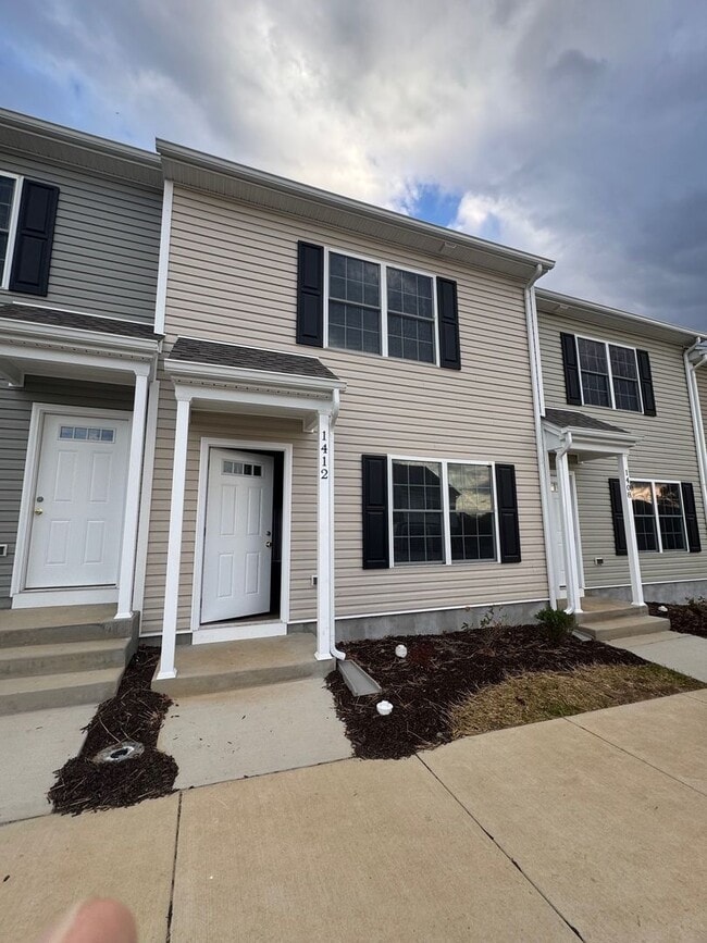 Building Photo - BRAND NEW HOME! 2 Suites with private baths